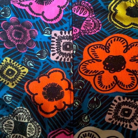 🆕LULAROE: NWOT Pop Art Floral Leggings- Size TC2 20-26. - Picture 2 of 6